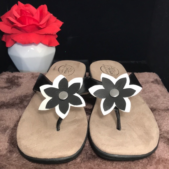 LIFE STRIDE comfy flower thong sandals size 7.5M